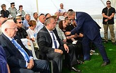 Prime Minister Benjamin Netanyahu speaks with Zehava Shaul during the funeral of her husband Herzl Shaul at the Poria Illit cemetery in Northern Israel, September 4, 2016 (Kobi Gideon/GPO)