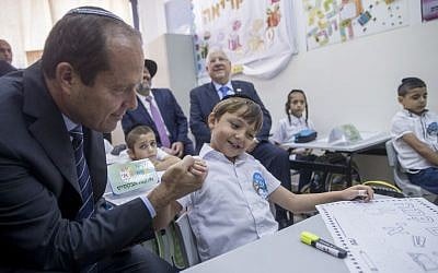 Nir Barkat visiting a Jerusalem school on September 4, 2016. (Yonatan Sindel/Flash90)