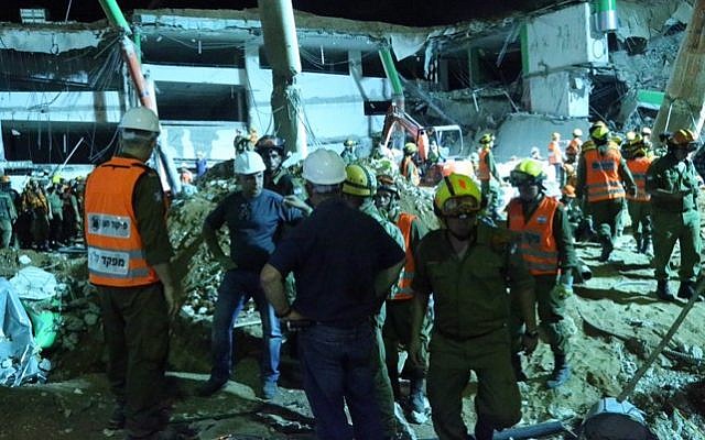 Rescue workers at the site of a parking garage collapse in Tel Aviv on September 5, 2016. FLASH90) Rescue workers at the site of a parking garage collapse in Tel Aviv on September 5, 2016. FLASH90)
