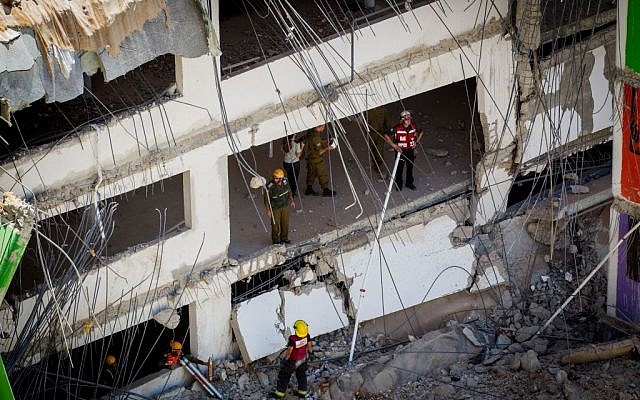 Rescue workers at the site of a building collapse in Tel Aviv on September 5, 2016. (Miriam Alster/Flash90) Rescue workers at the site of a building collapse in Tel Aviv on September 5, 2016. (Miriam Alster/Flash90)