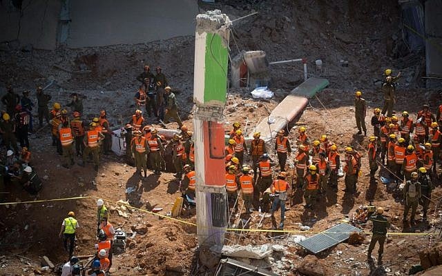 Rescue workers at the site of a building collapse in Tel Aviv on September 5, 2016. (Yonatan Sindel/Flash90) Rescue workers at the site of a building collapse in Tel Aviv on September 5, 2016. (Yonatan Sindel/Flash90)