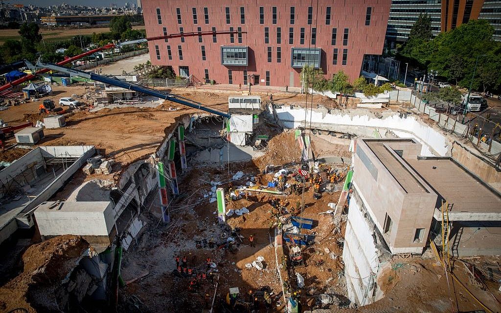 Rescue workers toil to find survivors in the ruins of a parking garage a day after it collapsed in Tel Aviv, September 6, 2016 (Miriam Alster FLASH90)