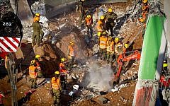 Israeli rescue workers at the site where a building collapsed in Tel Aviv's Ramat Hahayal neighborhood, September 6, 2016. (Miriam Alster/Flash90)