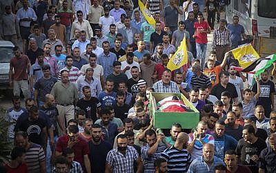 Palestinians carry the body of Ahmed Rimawi, who was killed in the collapse of a building in Tel Aviv on Monday September 5, in the village of Beit Rima near Ramallah, in the West Bank, September 7, 2016. (Flash90)