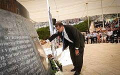 US Ambassador Dan Shapiro lays a wreath during the 15th anniversary memorial ceremony for the victims of the 9/11 attacks in the US, at a memorial monument outside Jerusalem on September 11, 2016. (Yossi Zamir/Flash90)