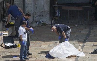 Israeli security forces near the body of a Jordanian attacker at the scene of an attempted stabbing attack at Damascus Gate in Jerusalem on September 16, 2016 (Yonatan Sindel/Flash90)