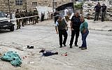 Israeli soldiers and security forces at the scene of a stabbing attack in Tel-Rumeida in the West Bank city of Hebron, September 17, 2016. (Wisam Hashlamoun/Flash90)
