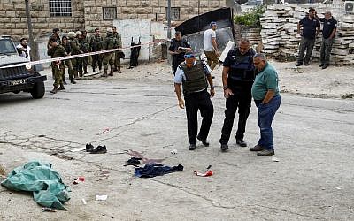 Israeli soldiers and security forces at the scene of a stabbing attack in Tel-Rumida in the West Bank city of Hebron, September 17, 2016. (Wisam Hashlamoun/Flash90)