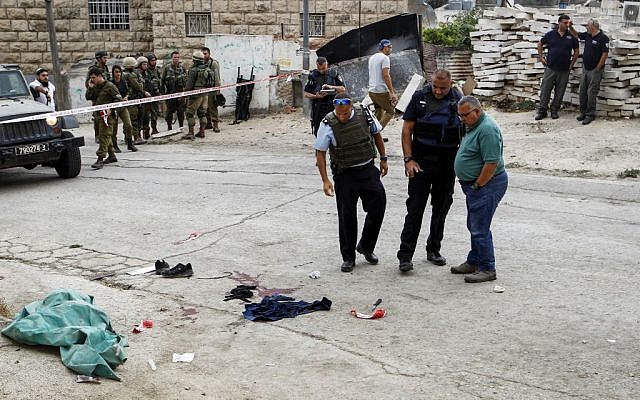 Israeli soldiers and security forces at the scene of a stabbing attack in Tel-Rumeida in the West Bank city of Hebron, September 17, 2016. (Wisam Hashlamoun/Flash90) Israeli soldiers and security forces at the scene of a stabbing attack in Tel-Rumeida in the West Bank city of Hebron, September 17, 2016. (Wisam Hashlamoun/Flash90)