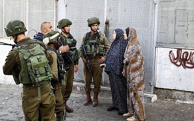 Israeli soldiers at the scene of a stabbing attack in Tel-Rumida in the West Bank city of Hebron, September 17, 2016. (Wisam Hashlamoun/Flash90)
