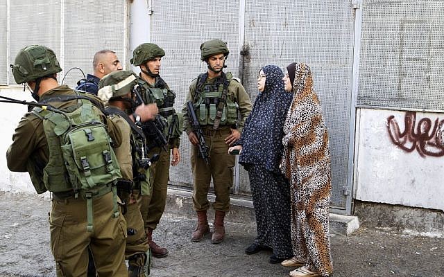 Israeli soldiers at the scene of a stabbing attack in Tel-Rumida in the West Bank city of Hebron, September 17, 2016. (Wisam Hashlamoun/Flash90)