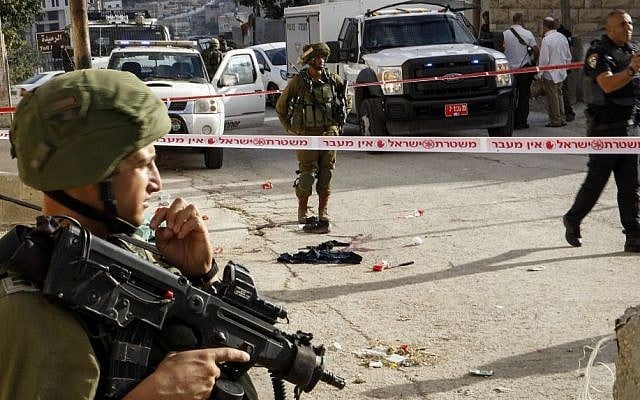 Israeli soldiers and security forces at the scene of a stabbing attack in the West Bank city of Hebron, September 17, 2016 (Wisam Hashlamoun/Flash90) Israeli soldiers and security forces at the scene of a stabbing attack in the West Bank city of Hebron, September 17, 2016 (Wisam Hashlamoun/Flash90)