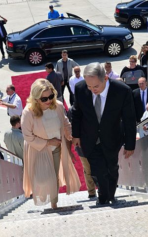 Prime Minister Benjamin Netanyahu and his wife Sara boarding the airplane to New York, September 20, 2016. (Kobi Gideon/GPO) Prime Minister Benjamin Netanyahu and his wife Sara boarding the airplane to New York, September 20, 2016. (Kobi Gideon/GPO)