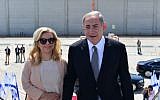 Prime Minister Benjamin Netanyahu and his wife Sara boarding a plane to New York for an official state visit to the US, September 20, 2016. (Kobi Gideon/GPO)