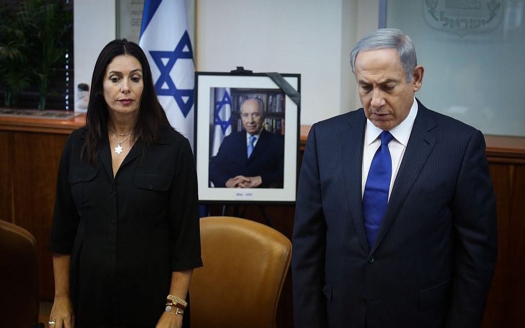 Prime Minister Benjamin Netanyahu and Culture Minister Miri Regev observe a moment of silence during a special cabinet meeting in memory of Shimon Peres in Jerusalem, on September 28, 2016 (Marc Israel Sellem/POOL)