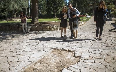 The personal staff of late former president Shimon Peres standing near the burial plot at Mount Herzl cemetery in Jerusalem on September 28, 2016. (Yonatan Sindel/Flash90)
