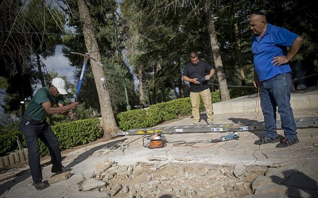 Workers begin preparing the burial plot for former president Shimon Peres at the National Leaders section of the Mount Herzl cemetery in Jerusalem, September 28, 2016. (Yonatan Sindel/Flash90) Workers begin preparing the burial plot for former president Shimon Peres at the National Leaders section of the Mount Herzl cemetery in Jerusalem, September 28, 2016. (Yonatan Sindel/Flash90)