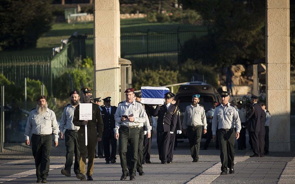 The Knesset Honor Guard carries the coffin of former president and prime minister Shimon Peres at the Knesset, September 29, 2016. (Hadas Parush/Flash90)