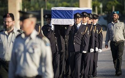 The Knesset Honor Guard carries the coffin of former president and prime minister Shimon Peres at the Knesset, September 29, 2016. (Hadas Parush/Flash90)