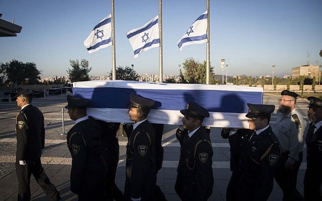 The Knesset Honor Guard carries the coffin of former president and prime minister Shimon Peres at the Knesset, September 29, 2016. (Hadas Parush/Flash90)