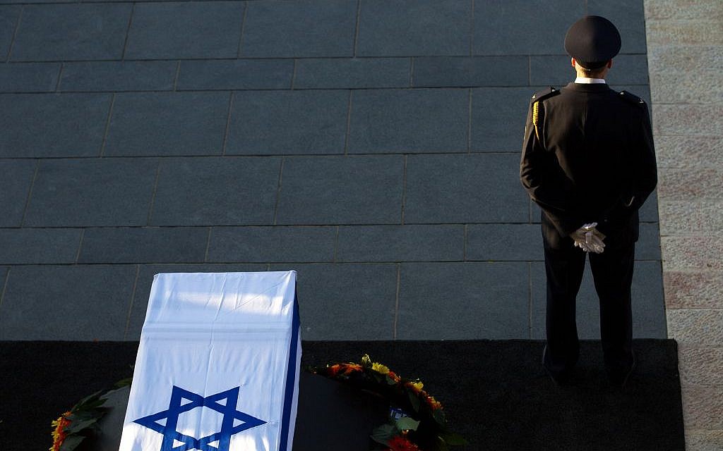 The Knesset Honor Guard stands by the coffin of Shimon Peres at the plaza where the public paid their last respects to the former president on September 29, 2016. (Photo by Miriam Alster/Flash90)