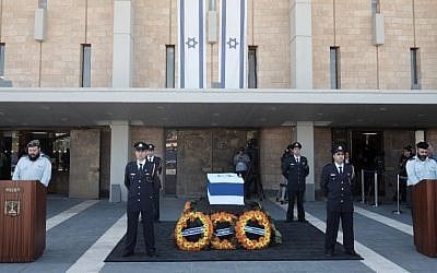 The coffin of former president Shimon Peres at the Knesset plaza, the day before his burial, in Jerusalem, September 29, 2016. (Tomer Neuberg/Flash90)