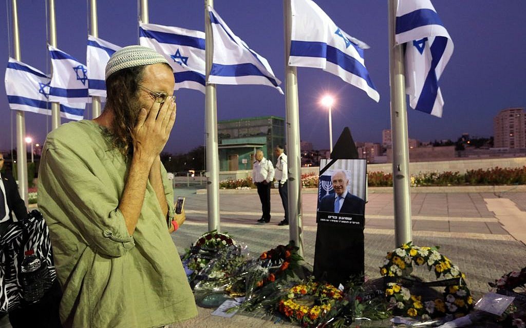 An Israeli pays his last respects to former president Shimon Peres at the Knesset on September 29, 2016, where his coffin lay in state the day before his burial on Mount Herzl. (Yossi Zamir/Flash90)