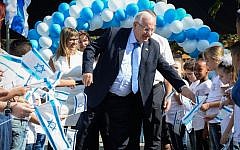 President Reuven Rivlin visits an elementary school in Kiryat Bialik, near Haifa, on the first day of the academic year on September 1, 2016. (Photo by Mark Neyman/GPO)