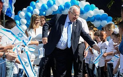 President Reuven Rivlin visits an elementary school in Kiryat Bialik, near Haifa, on the first day of the academic year on September 1, 2016. (Photo by Mark Neyman/GPO)