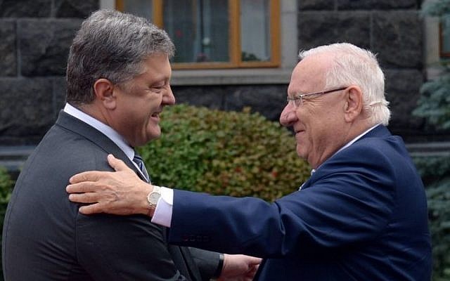 President Reuven Rivlin shakes hands with Ukrainian President Petro Poroshenko  (Haim Zach / GPO)