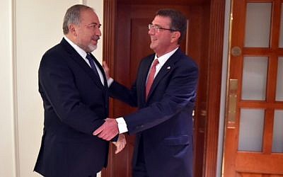 Defense Minister Avigdor Liberman, left, meeting with his US counterpart Ashton Carter in London on September 7, 2016. (Ariel Hermoni/Defense Ministry)