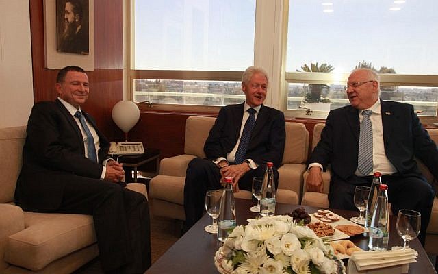 Former US president Bill Clinton, Israeli president Reuven Rivlin and Knesset Speaker Yuli Edelstein at the Knesset, September 29, 2016. (Yizhak Harari/Shimon Rivkin/Knesset Spokesman's office)