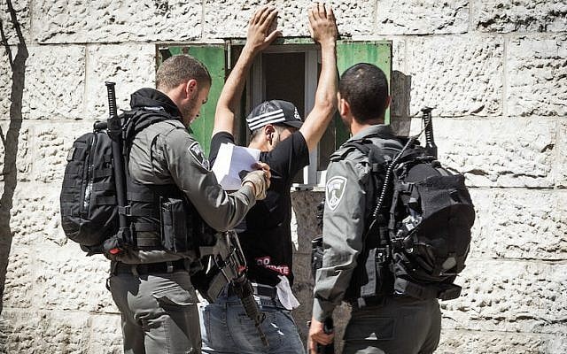 An Israeli Border Police officer checking a Palestinian man in front of the Damascus Gate in Jerusalem’s Old City, Sept. 20, 2016. (Sebi Berens/Flash90)