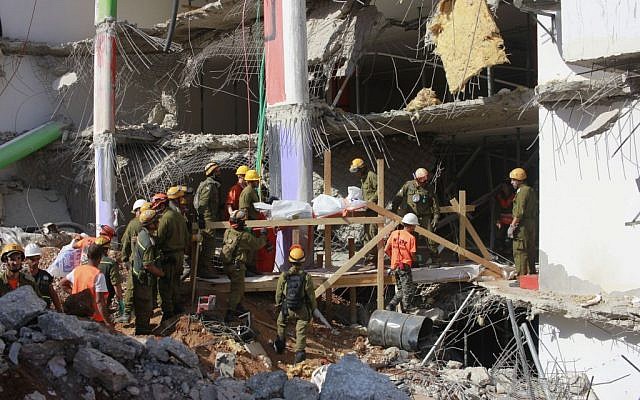 Search and rescue workers remove a third body from the rubble of a collapsed parking garage in Tel Aviv on September 6, 2016. (Judah Ari Gross/Times of Israel) Search and rescue workers remove a third body from the rubble of a collapsed parking garage in Tel Aviv on September 6, 2016. (Judah Ari Gross/Times of Israel)