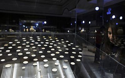 Antique coins are displayed at a newly opened museum in the southern city of Basra, Iraq, September 27, 2016. (AP/Nabil al-Jurani)