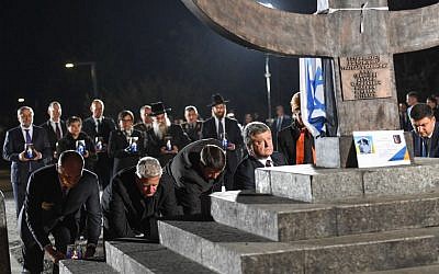 Former Ukrainian President Petro Poroshenko and others bow their heads before a memorial for the Babi Yar massacre in Kiev Ukraine on September 29, 2016. (Shahar Azran / WJC)