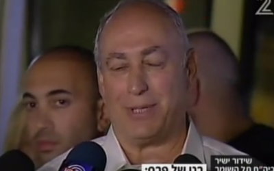 Chemi Peres discusses the condition of his father, former president Shimon Peres, at Sheba Medical Center, September 13, 2016 (Channel 2 screenshot)