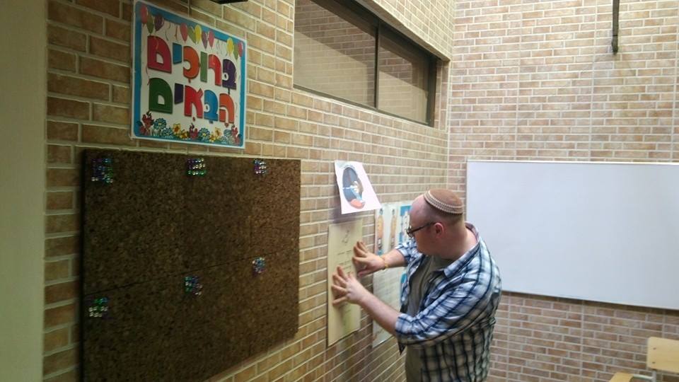 Rabbi Joshua Barton from Nashville, TN, who led a group of Hillel students from Vanderbilt in 2015 decorating the walls at Shirat Hayam. (Courtesy) Rabbi Joshua Barton from Nashville, TN, who led a group of Hillel students from Vanderbilt in 2015 decorating the walls at Shirat Hayam. (Courtesy)