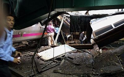 People examine the wreckage of a New Jersey Transit commuter train that crashed into the train station during the morning rush hour in Hoboken,, N.J., Thursday, Sept. 29, 2016. (William Sun via AP) People examine the wreckage of a New Jersey Transit commuter train that crashed into the train station during the morning rush hour in Hoboken,, N.J., Thursday, Sept. 29, 2016. (William Sun via AP)