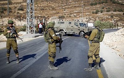 Israeli security forces at the scene of an attempted stabbing attack outside Bani Na'im, near Hebron, September 20, 2016. (Wisam Hashlamoun/Flash90)