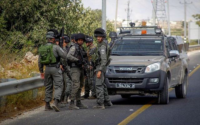 File: Border Police officers at the scene of an attempted stabbing attack near the entrance to the Kiryat Arba settlement, September 23, 2016. (Wisam Hashlamoun/Flash90) File: Border Police officers at the scene of an attempted stabbing attack near the entrance to the Kiryat Arba settlement, September 23, 2016. (Wisam Hashlamoun/Flash90)
