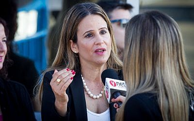 Ayelet Frisch, personal assistent of former Israeli president Shimon Peres, speaks to the media outside Sheba Medical Centre near Tel Aviv, September 14, 2016. (Miriam Alster/Flash90)