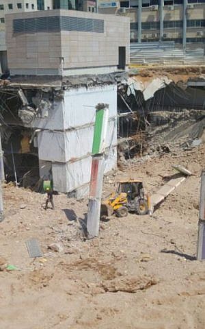 Rescue workers search the scene of building collapse in the Ramat Hahayal neighborhood in Tel Aviv, where over a dozen people were trapped, on September 5, 2016. (Israel Police) 