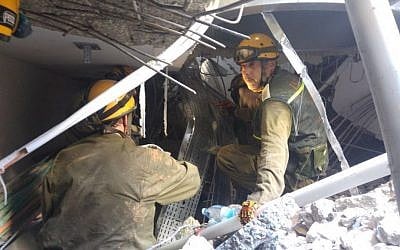 Members of the IDF Home Front Command attempt to locate and rescue people trapped underneath the rubble of a parking garage that collapsed in northeastern Tel Aviv on September 5, 2016. (IDF Spokesperson's Unit)