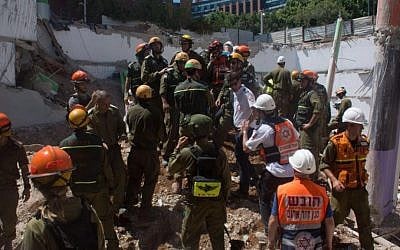 Members of the IDF Home Front Command attempt to locate and rescue people trapped underneath the rubble of a parking garage that collapsed in northeastern Tel Aviv on September 5, 2016. (IDF Spokesperson’s Unit)