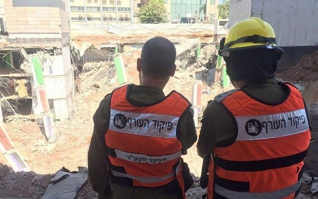 Head of the IDF Home Front Command, Maj. Gen. Yoel Strick, left, and Col. Yossi Pinto of the national search and rescue unti, inspect the damage at a parking garage that collapsed in northeastern Tel Aviv on September 5, 2016. (IDF Spokesperson's Unit) Head of the IDF Home Front Command, Maj. Gen. Yoel Strick, left, and Col. Yossi Pinto of the national search and rescue unti, inspect the damage at a parking garage that collapsed in northeastern Tel Aviv on September 5, 2016. (IDF Spokesperson's Unit)
