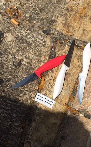 Three knives found by police officers that were in the possession of a Jordanian man who allegedly attempted to stab a group of border guards at the Damascus Gate outside the Old City of Jerusalem on September 16, 2016. (Israel Police)