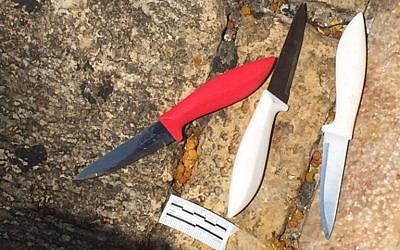 Three knives found by police officers that were in the possession of a Jordanian man who allegedly attempted to stab a group of border guards at the Damascus Gate outside the Old City of Jerusalem on September 16, 2016. (Israel Police) Three knives found by police officers that were in the possession of a Jordanian man who allegedly attempted to stab a group of border guards at the Damascus Gate outside the Old City of Jerusalem on September 16, 2016. (Israel Police)