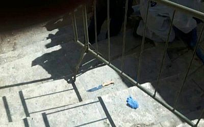 One of the knives allegedly used in an attempted stabbing attack near Hebron's Tomb of the Patriarchs holy site on September 19, 2016. (Israel Police)