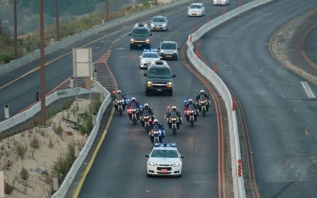 Police escort the convoy bringing Shimon Peres's casket to Jerusalem, September 29, 2016. (Israel Police)